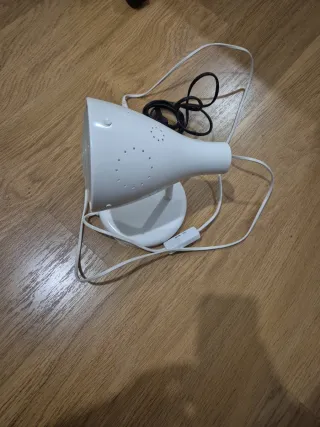 Lámpara pared blanca muy bien conservada