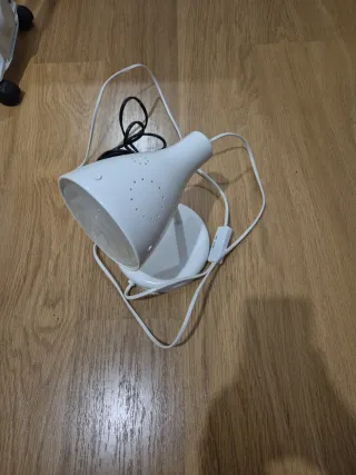 Lámpara pared blanca muy bien conservada