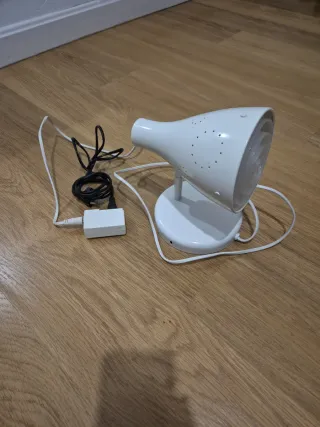 Lámpara pared blanca muy bien conservada