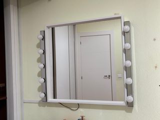 Espejo tocador sin las luces.