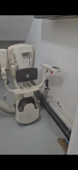 Se vende silla salvaescalera electrica/mecanica