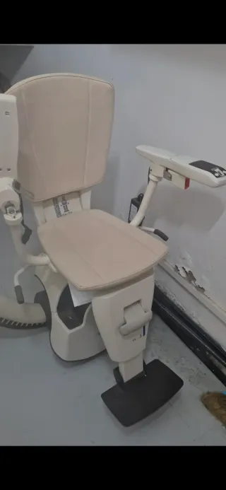 Se vende silla salvaescalera electrica/mecanica