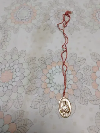 Collana con medaglione dorato