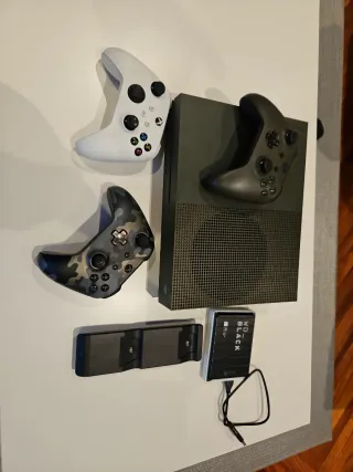 Xbox One S 1TB verde, disco y cargador/mandos