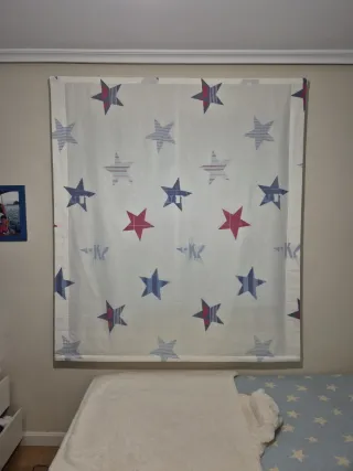 Estor con estrellas azul y rojo