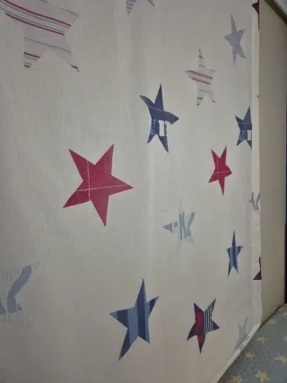 Estor con estrellas azul y rojo