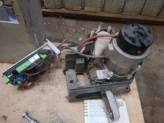 Puerta chapa galvanizada y puerta aluminio