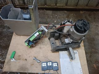 Puerta chapa galvanizada y puerta aluminio