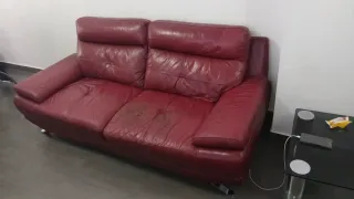 Sofá de piel rojo