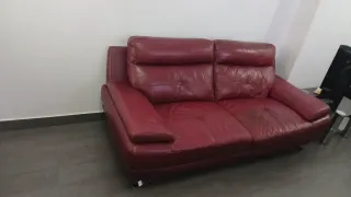 Sofá de piel rojo