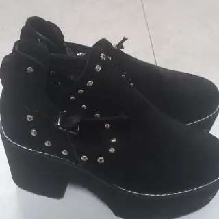Botines negros con tachuelas