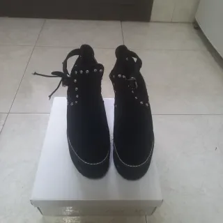 Botines negros con tachuelas