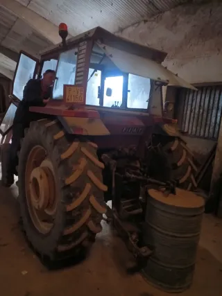 Tractor Fiat 880E con pala