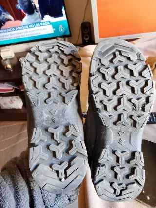 Zapatillas grises y verdes