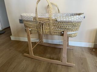 Moisés de mimbre con soporte