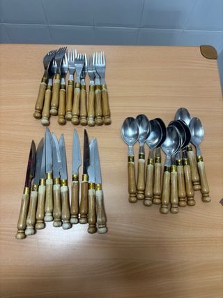 Cubiertos de madera y metal