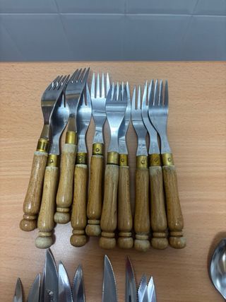 Cubiertos de madera y metal