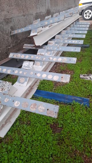 Escalera de espina de pescado metálica