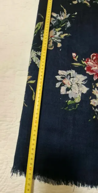 Bufanda azul con estampado floral