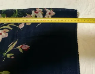 Bufanda azul con estampado floral