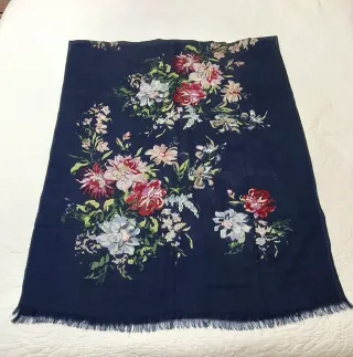 Bufanda azul con estampado floral