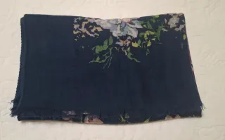 Bufanda azul con estampado floral