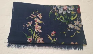 Bufanda azul con estampado floral