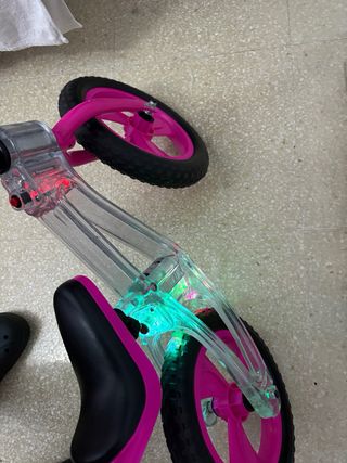 Bicicleta sin pedales rosa y transparente