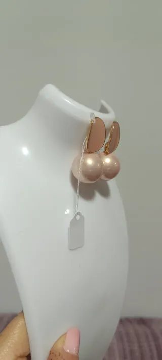 Pendientes dorados con perlas rosas
