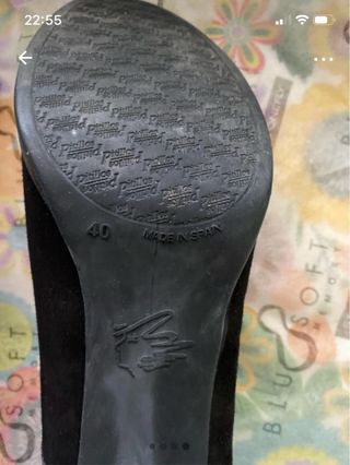 Zapatos de tacón negros de charol y ante.