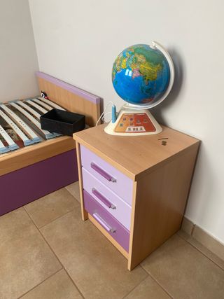 Cama infantil con mesita de noche y estantería