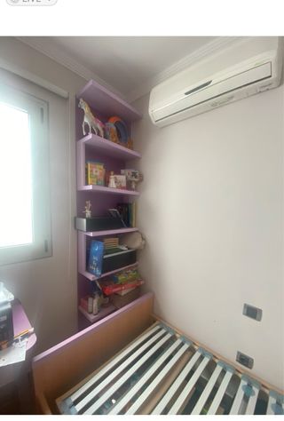 Cama infantil con mesita de noche y estantería