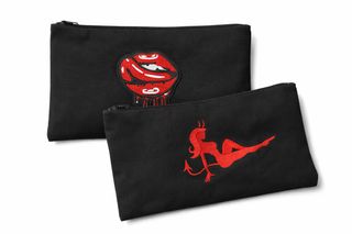 Estuche negro con bordado de labios rojos y diabla