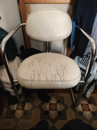 Sillón vintage blanco y plateado