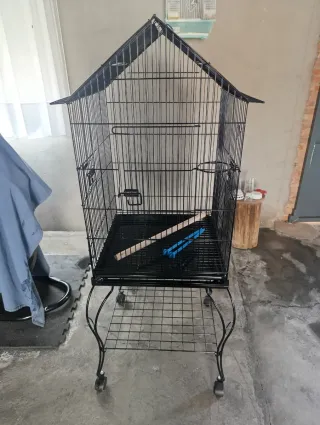 Jaula para pájaros negra con soporte