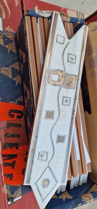 Baldosas de cerámica y cenefas