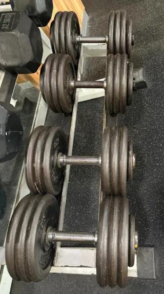 Mancuernas y mancuernero gimnasio