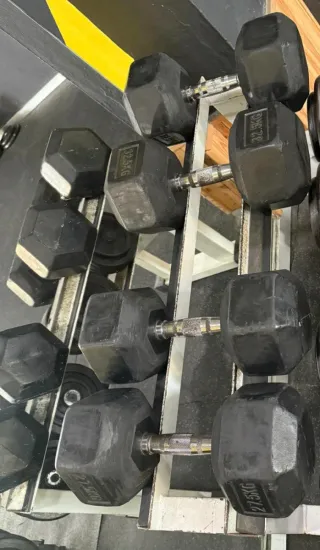 Mancuernas y mancuernero gimnasio