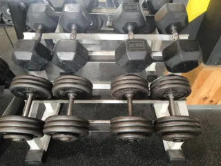 Mancuernas y mancuernero gimnasio