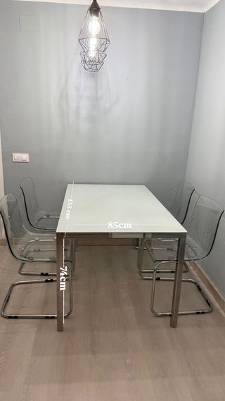 Mesa de cristal con 4 sillas