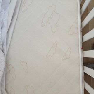 Cuna convertible en escritorio con colchón