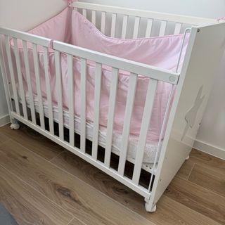 Cuna convertible en escritorio con colchón