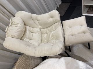 Tumbona beige con reposapiés