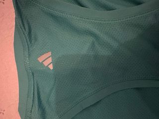 Camiseta deportiva Adidas verde – talla M – nueva