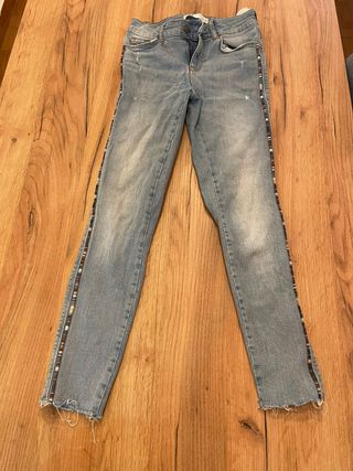 Vaqueros descaderados con detalle lateral