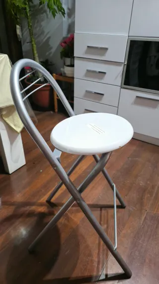 Taburetes de metal plateado y blanco