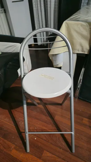 Taburetes de metal plateado y blanco