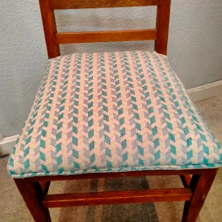 Silla de madera con tapizado geométrico