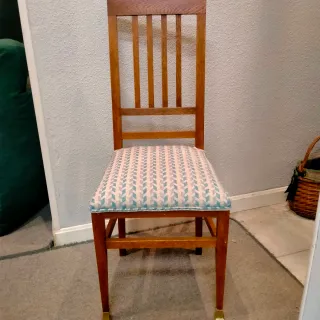 Silla de madera con tapizado geométrico