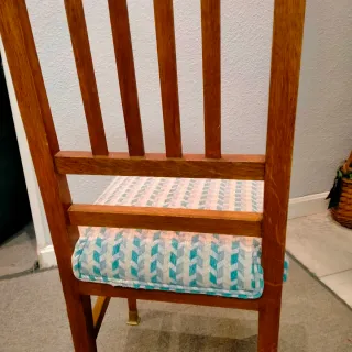 Silla de madera con tapizado geométrico